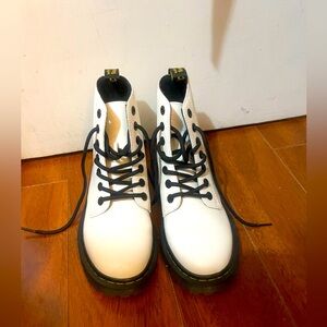 Dr martens 8 eye colour white